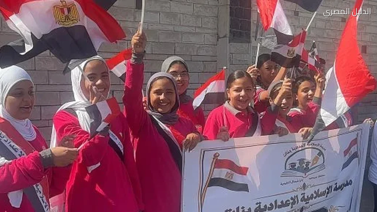 بطول 3 كيلو متر اصطفاف طلاب بورسعيد بالأعلام احتفالا بذكرى أكتوبر