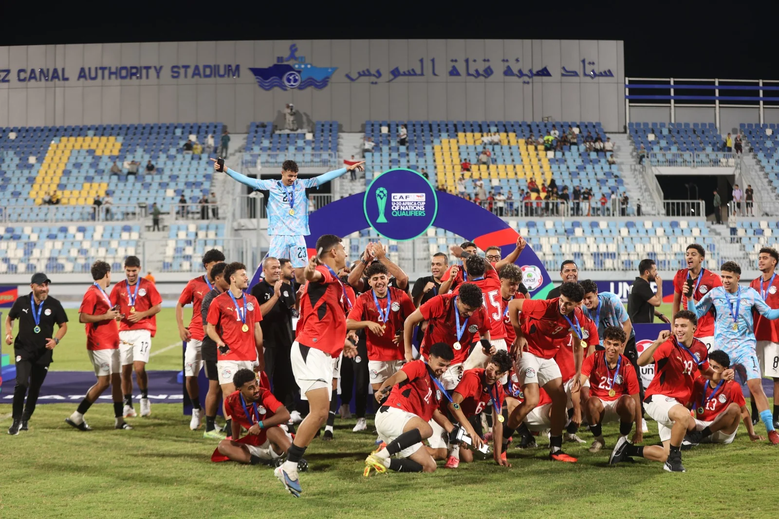فرحة التتويج واحتفالات منتخب الشبا (5) فرحة التتويج واحتفالات منتخب الشبا (5)