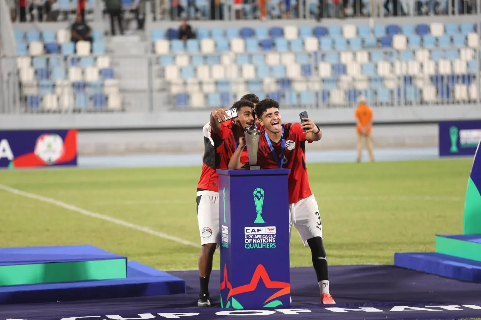 فرحة التتويج واحتفالات منتخب الشبا (2) فرحة التتويج واحتفالات منتخب الشبا (2)