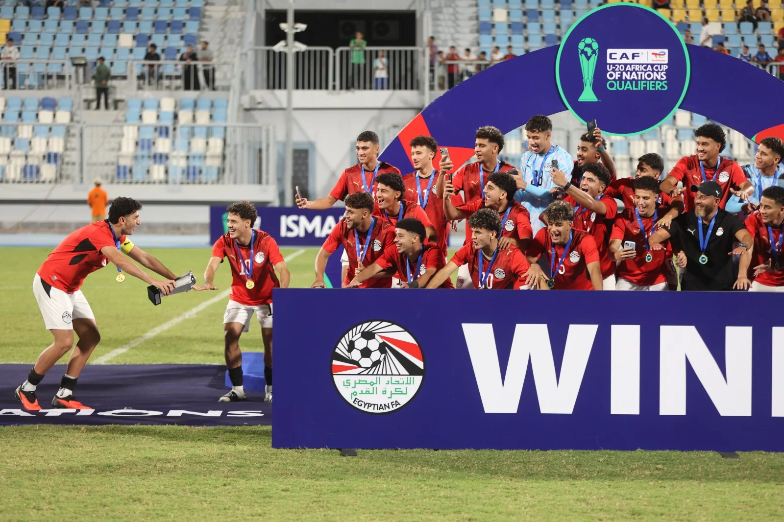 فرحة التتويج واحتفالات منتخب الشبا (1) فرحة التتويج واحتفالات منتخب الشبا (1)