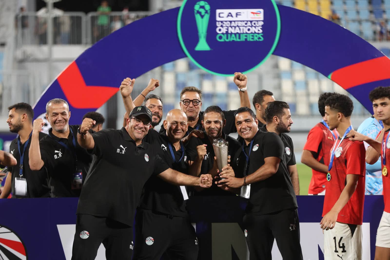 فرحة التتويج واحتفالات منتخب الشبا (3) فرحة التتويج واحتفالات منتخب الشبا (3)