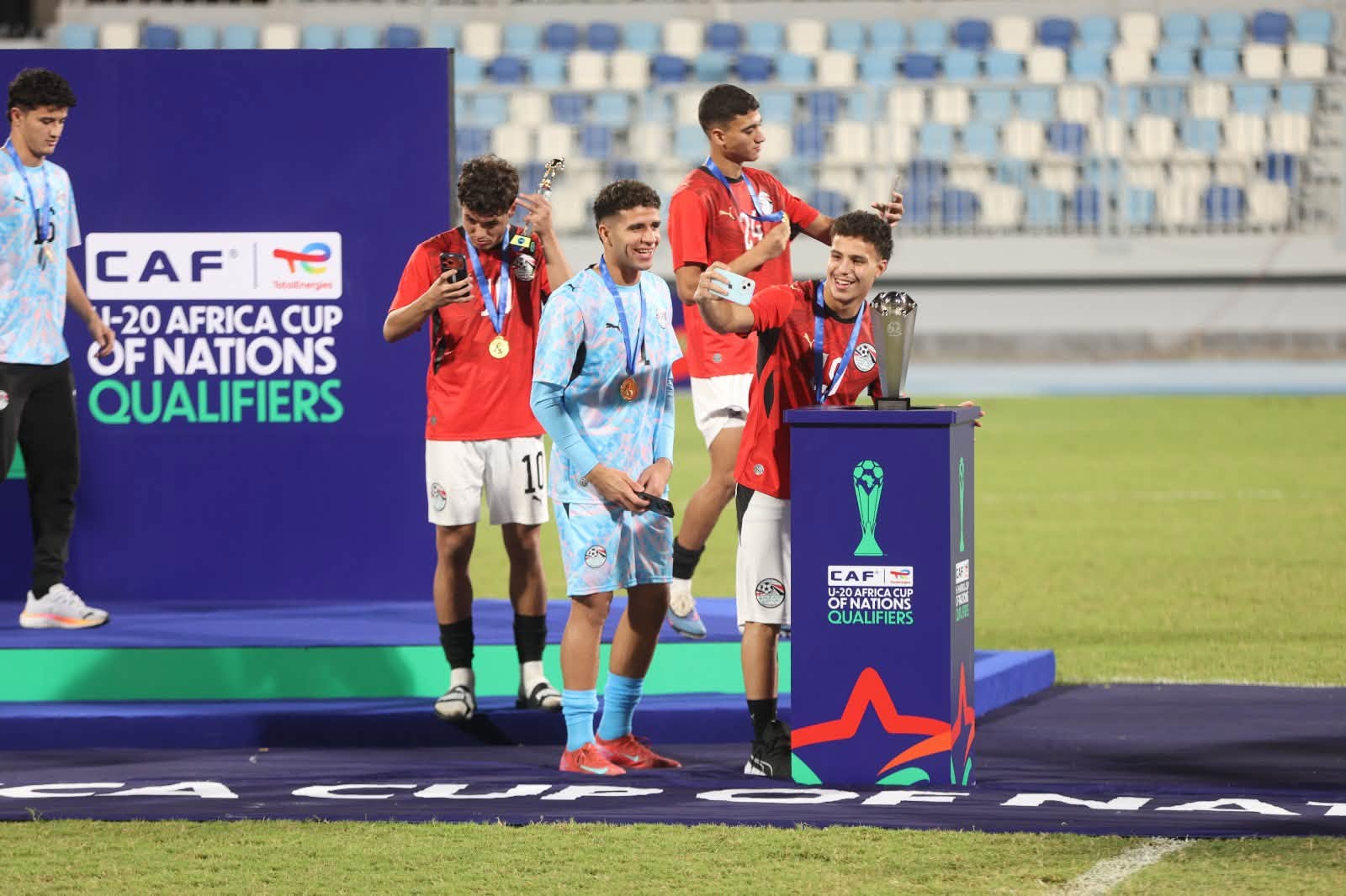 فرحة التتويج واحتفالات منتخب الشبا فرحة التتويج واحتفالات منتخب الشبا