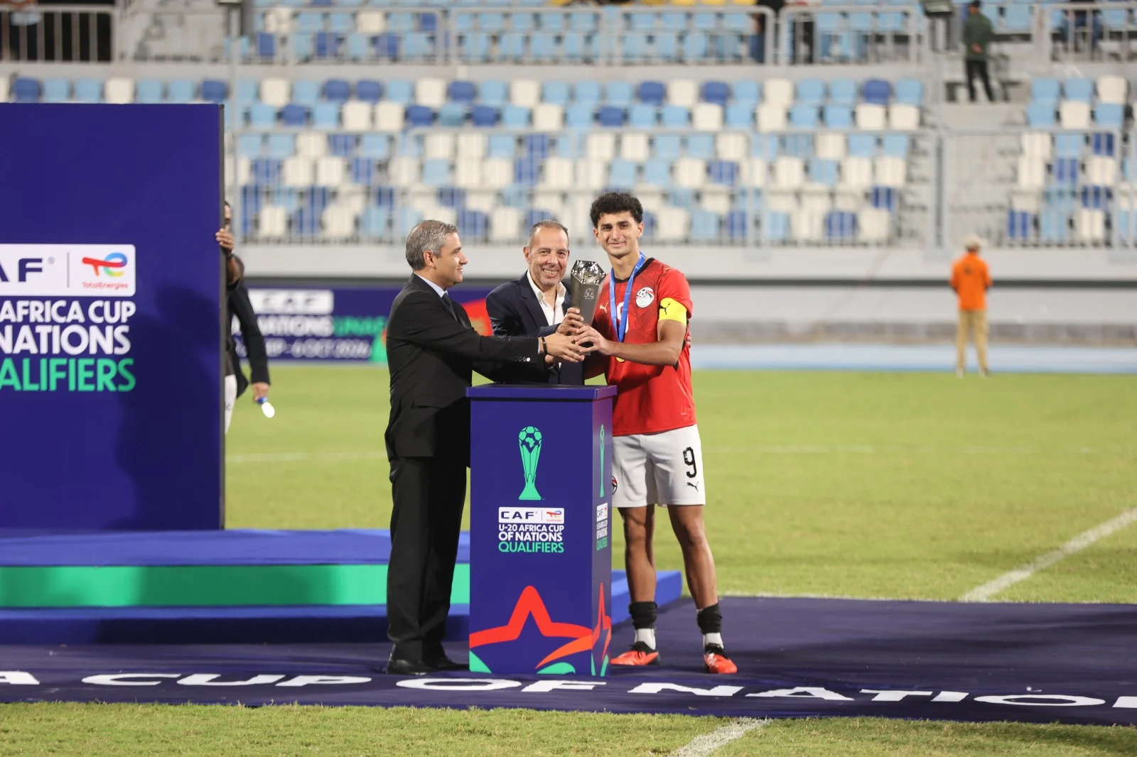 فرحة التتويج واحتفالات منتخب الشبا (2) فرحة التتويج واحتفالات منتخب الشبا (2)