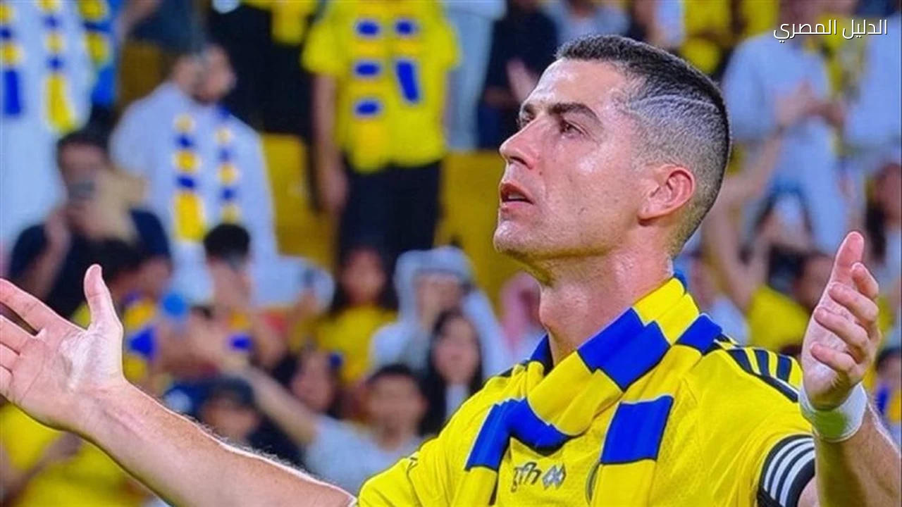 رونالدو يحتفل مع جماهير النصر بعد الفوز على الدرعية
