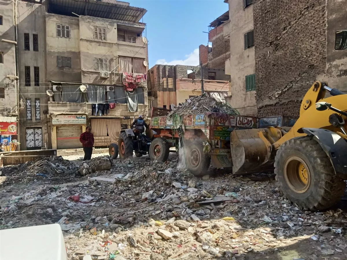 رفع مخلفات الهدم والبناء من شارع الجلاء بالمنصورة