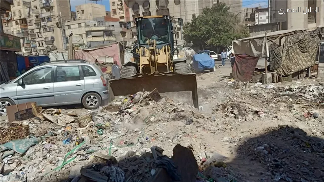 مخلفات الهدم والبناء ترفع من شارع الجلاء بالمنصورة