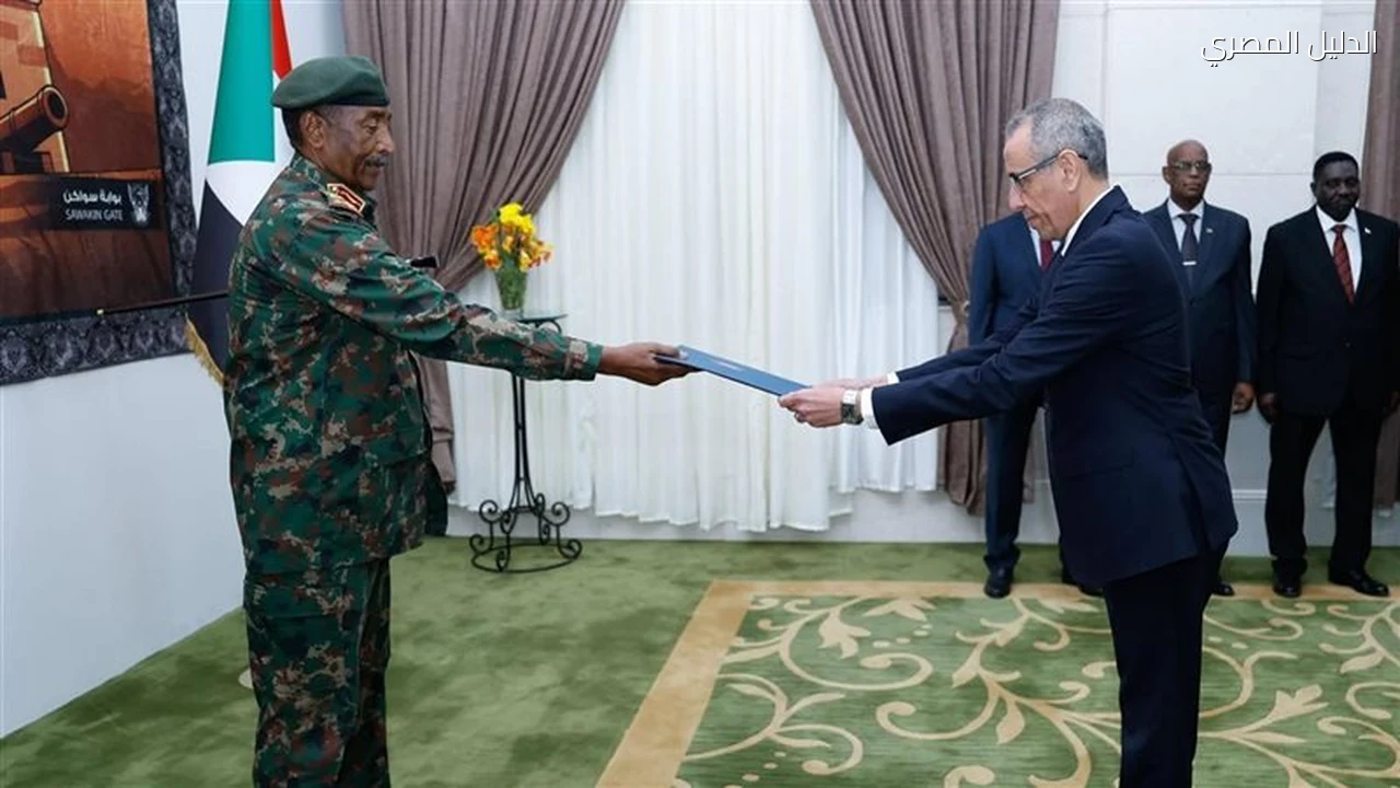 البرهان يتسلم أوراق اعتماد سفير مصر في السودان