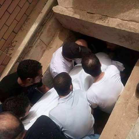 من الأولى بدفن المرأة؟