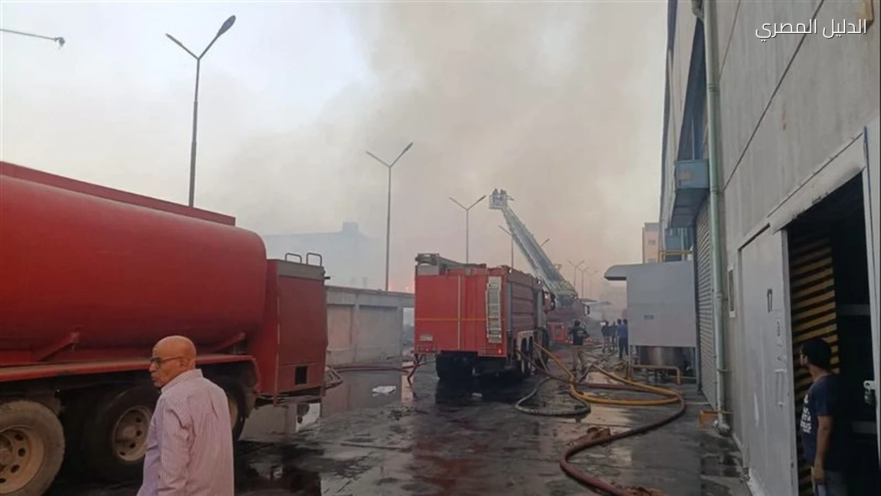 انتداب المعمل الجنائي لمعاينة حريق مصنع إسفنج بالخانكة