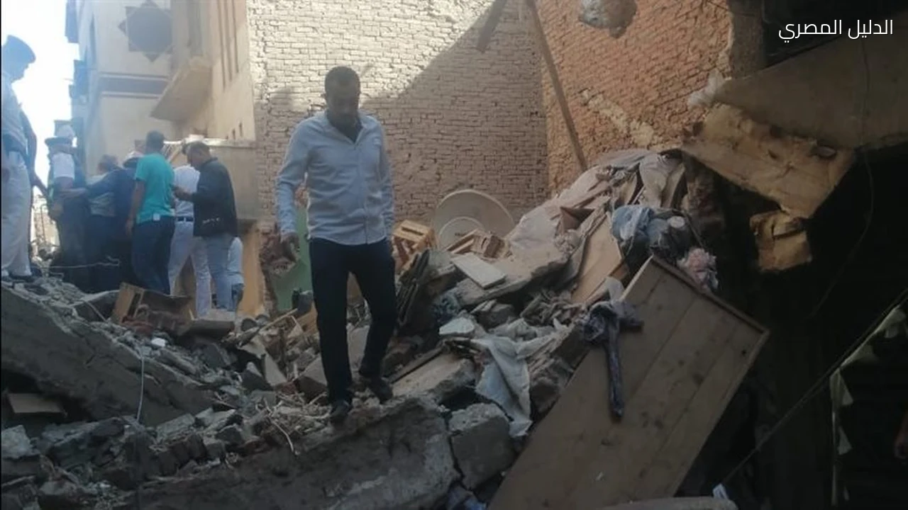 انتشال جثماني شخصين من أنقاض منزل المحلة الكبرى المنهار