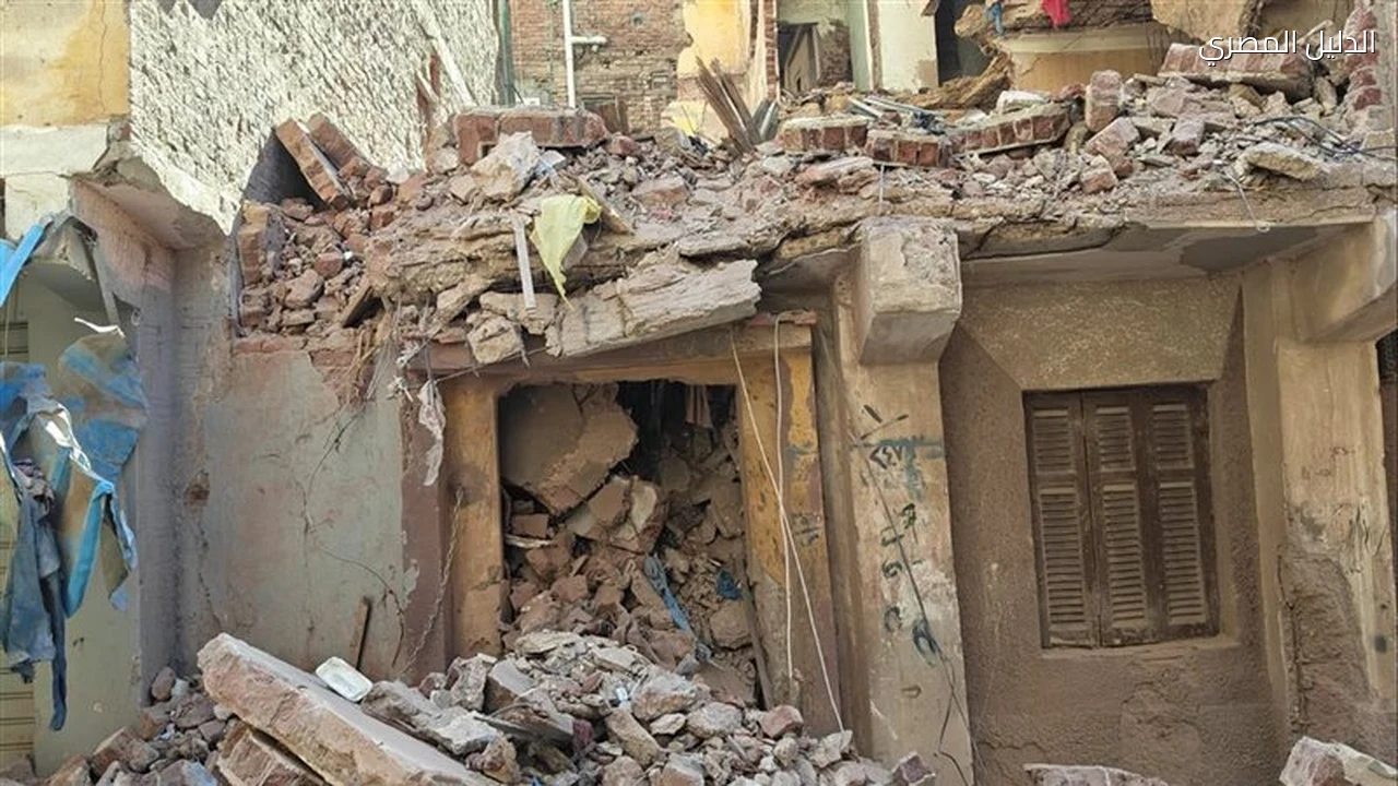 انهيار عقار خال من السكان في أبو قير بالإسكندرية