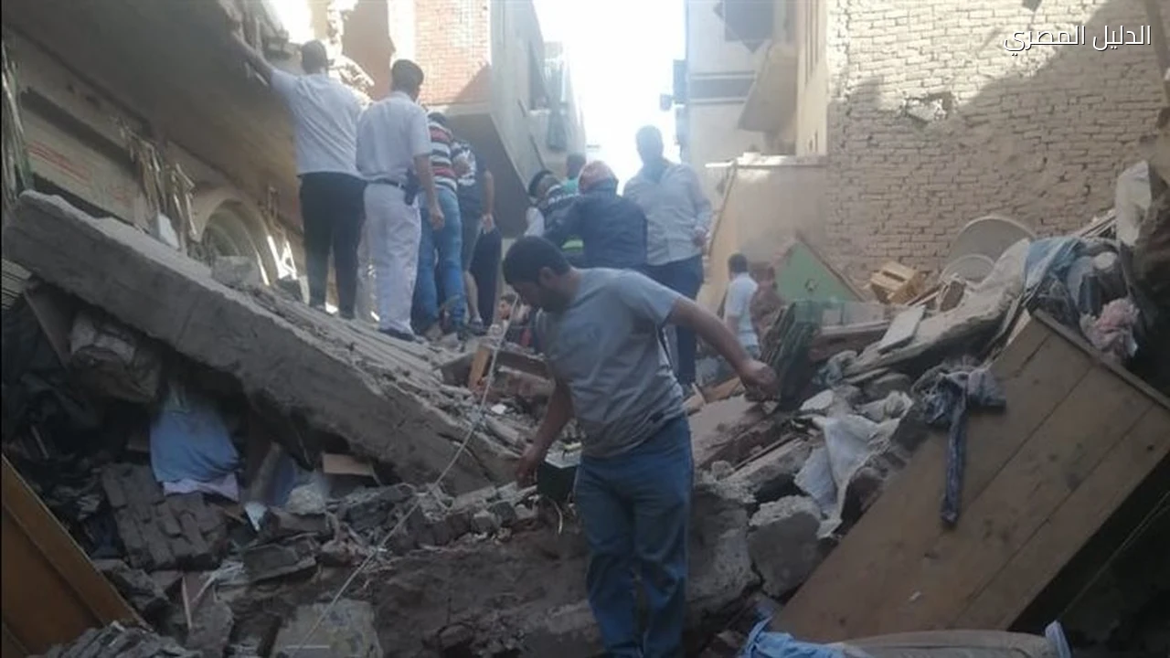 انهيار منزل 3 طوابق في المحلة الكبرى والبحث عن صاحبه