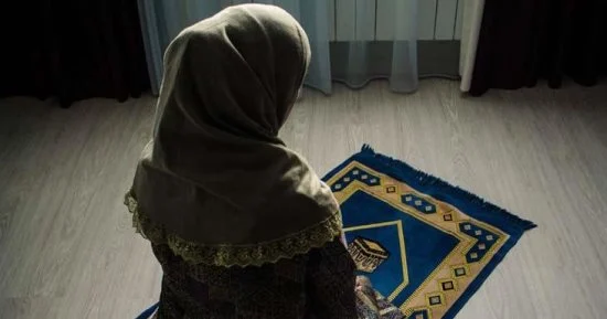 حكم التفات الأم إلى طفلها في الصلاة خوفًا عليه