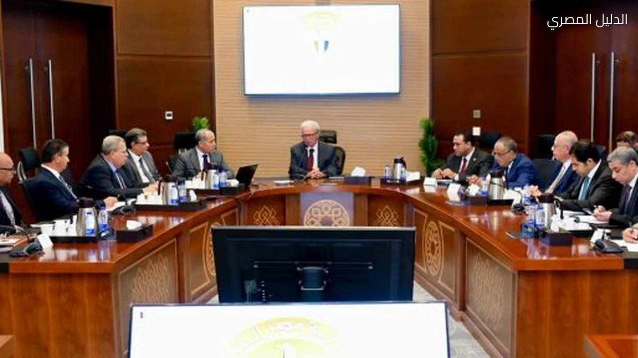حسين عيسى يعقد اجتماعًا موسعًا لمتابعة جهود إعادة هيكلة الهيئات الاقتصادية