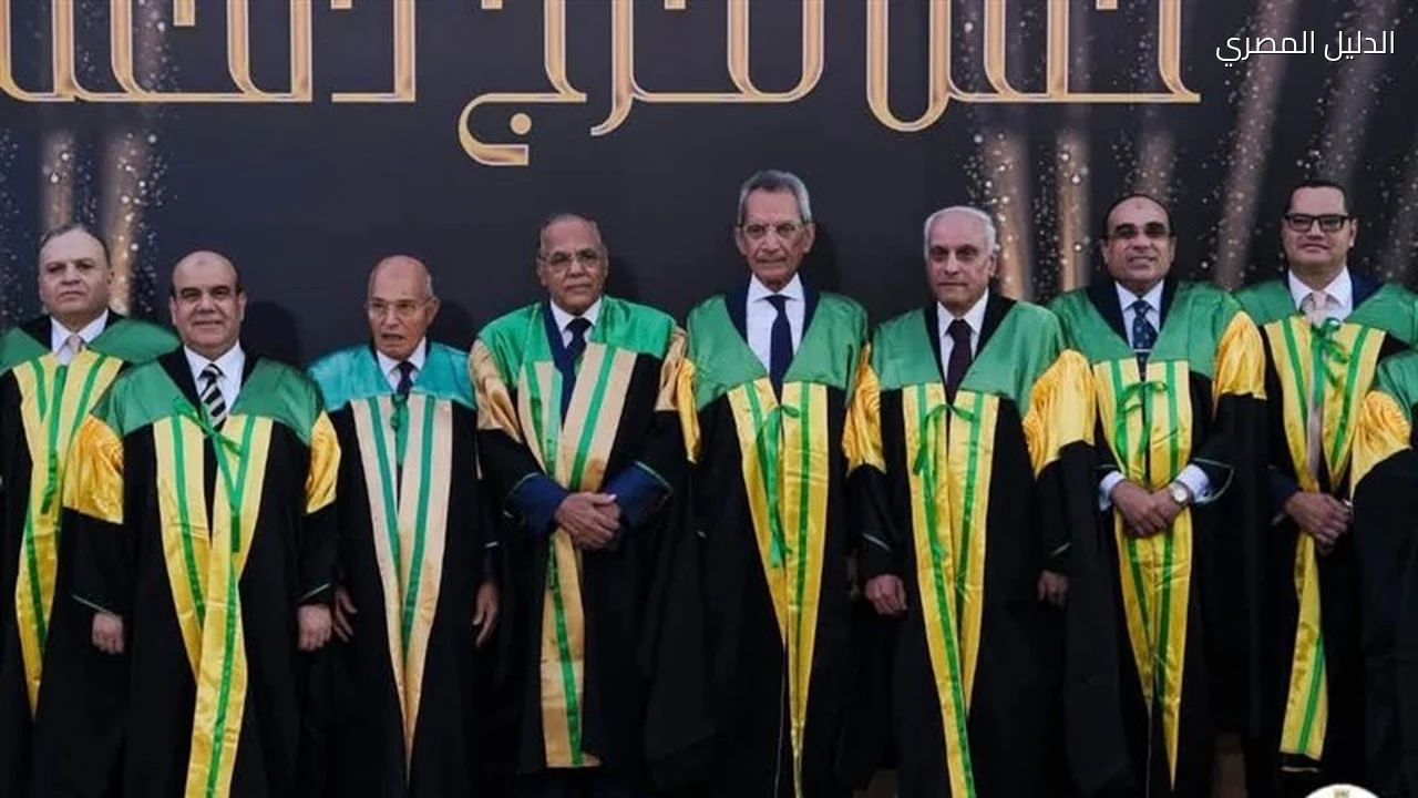 حقوق عين شمس تكرم وزير شئون المجالس النيابية في حفل التخرج