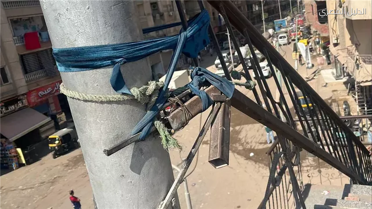 خطر يهدد المارة سور سلم كعبيش مهدد بالسقوط