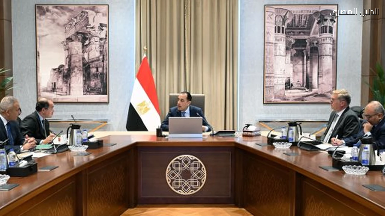 رئيس الوزراء يتابع عدداً من ملفات العمل المشترك بين وزارتي المالية والبترول