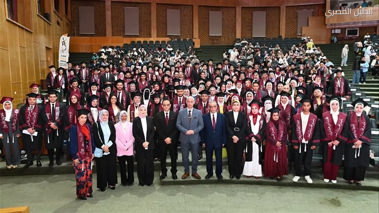 رئيس جامعة أسيوط يشهد تخرج دفعة جديدة من الماجستير المهني