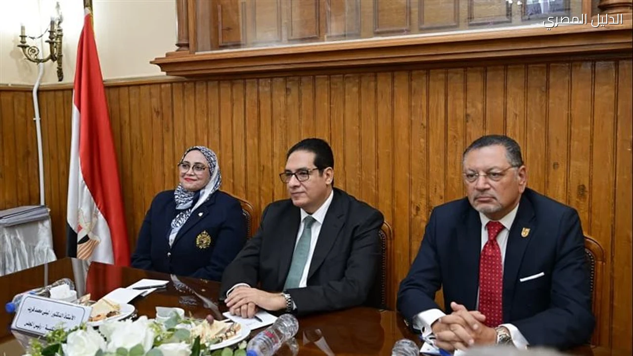جامعة القاهرة تبحث تطوير كلية التجارة وإنشاء وحدة تسويق