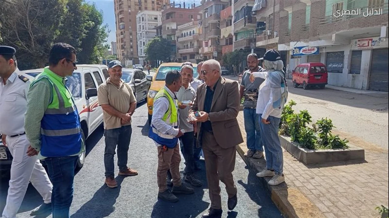 رئيس مدينة طوخ يوزع العصائر والمياه على عمال الرصف