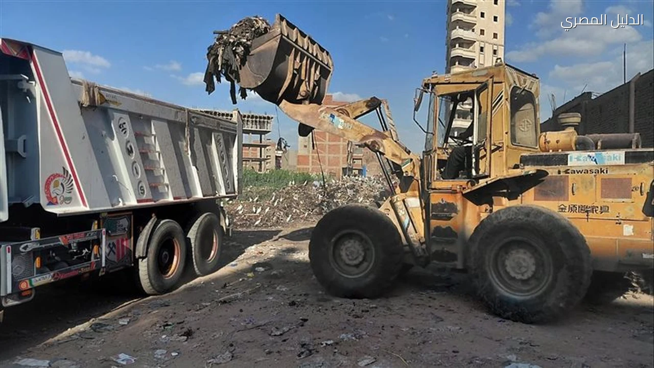 رفع 120 طن مخلفات من مصرف عزبة الصفيح بشرق المنصورة