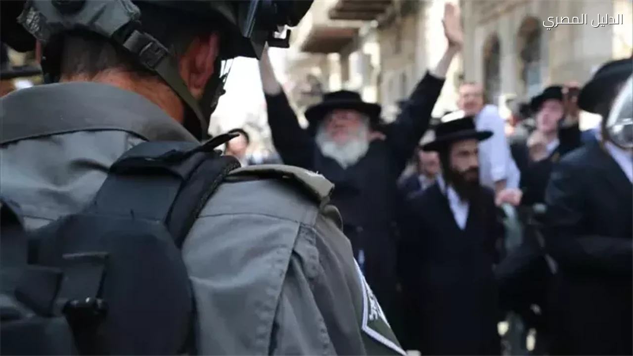 سيارة تحاول دهس محتجين من اليهود الحريديم في القدس