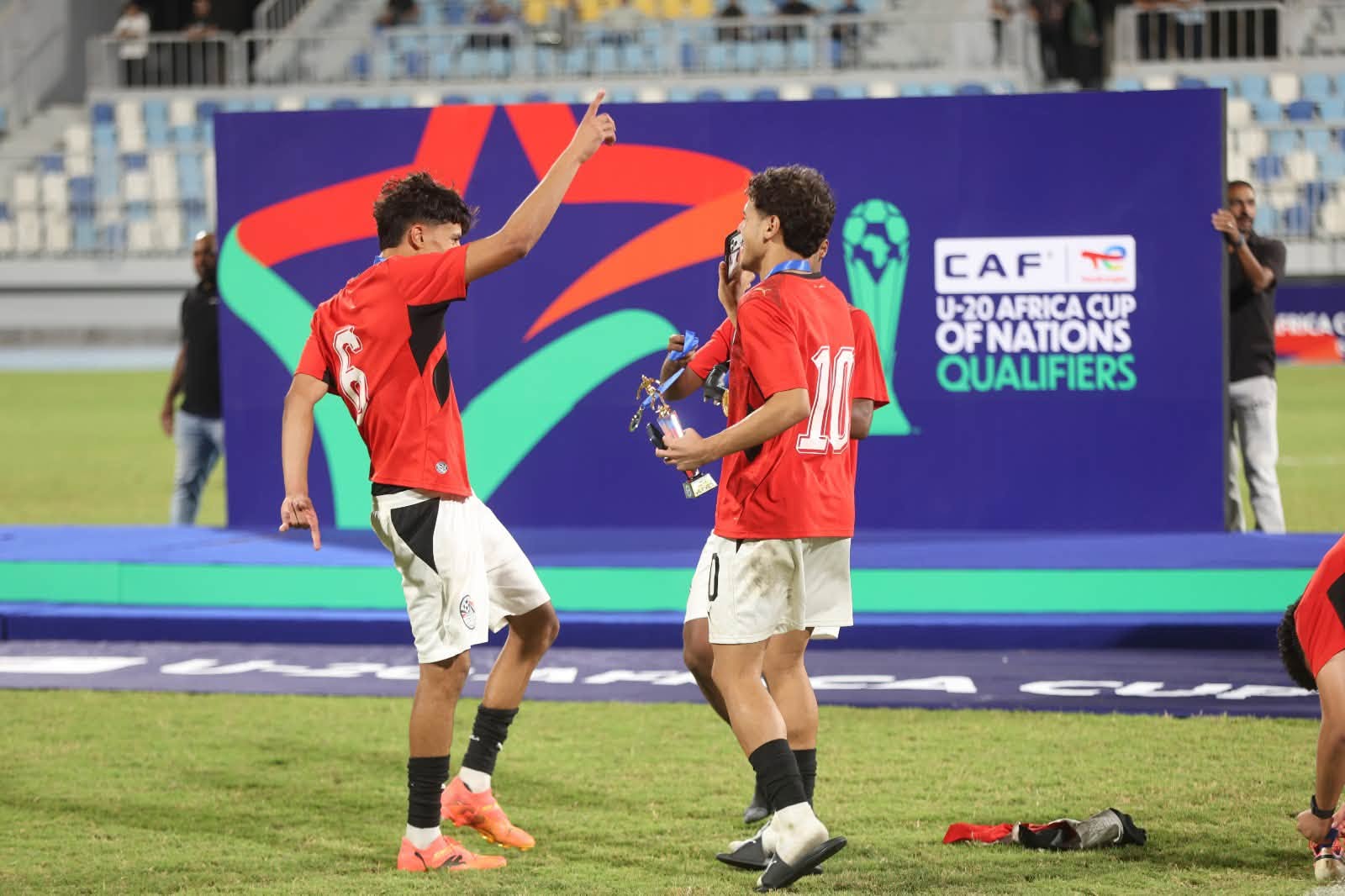 فرحة التتويج واحتفالات منتخب الشبا (1) فرحة التتويج واحتفالات منتخب الشبا (1)
