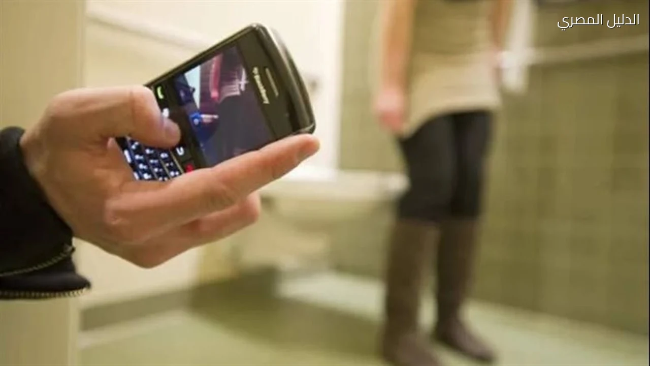 ضبط عامل بمحل ملابس في المقطم بتهمة تصوير السيدات
