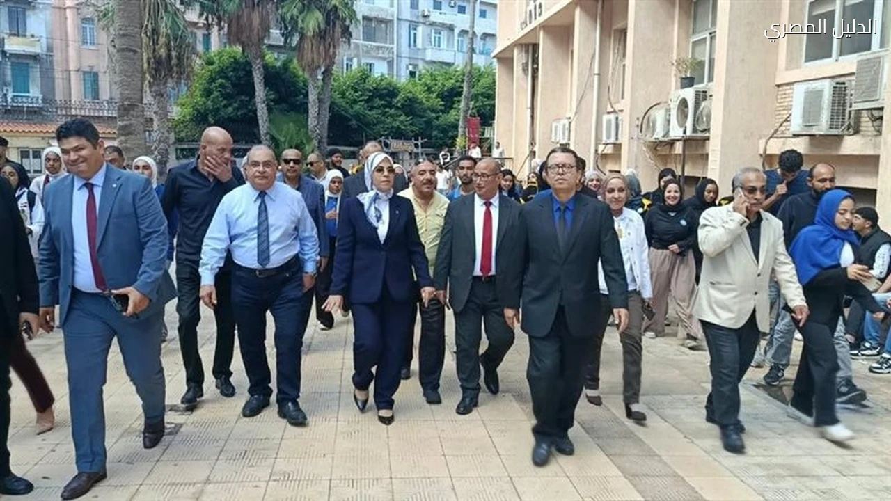 جامعة الإسكندرية تطلق حملة لزراعة الأشجار بمجمع العلوم الإنسانية