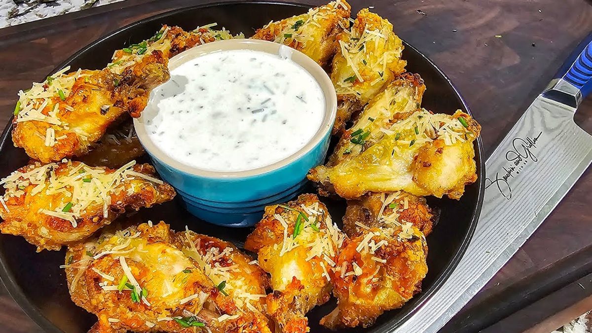 اجنحة بصوص الثوم والبارميزان