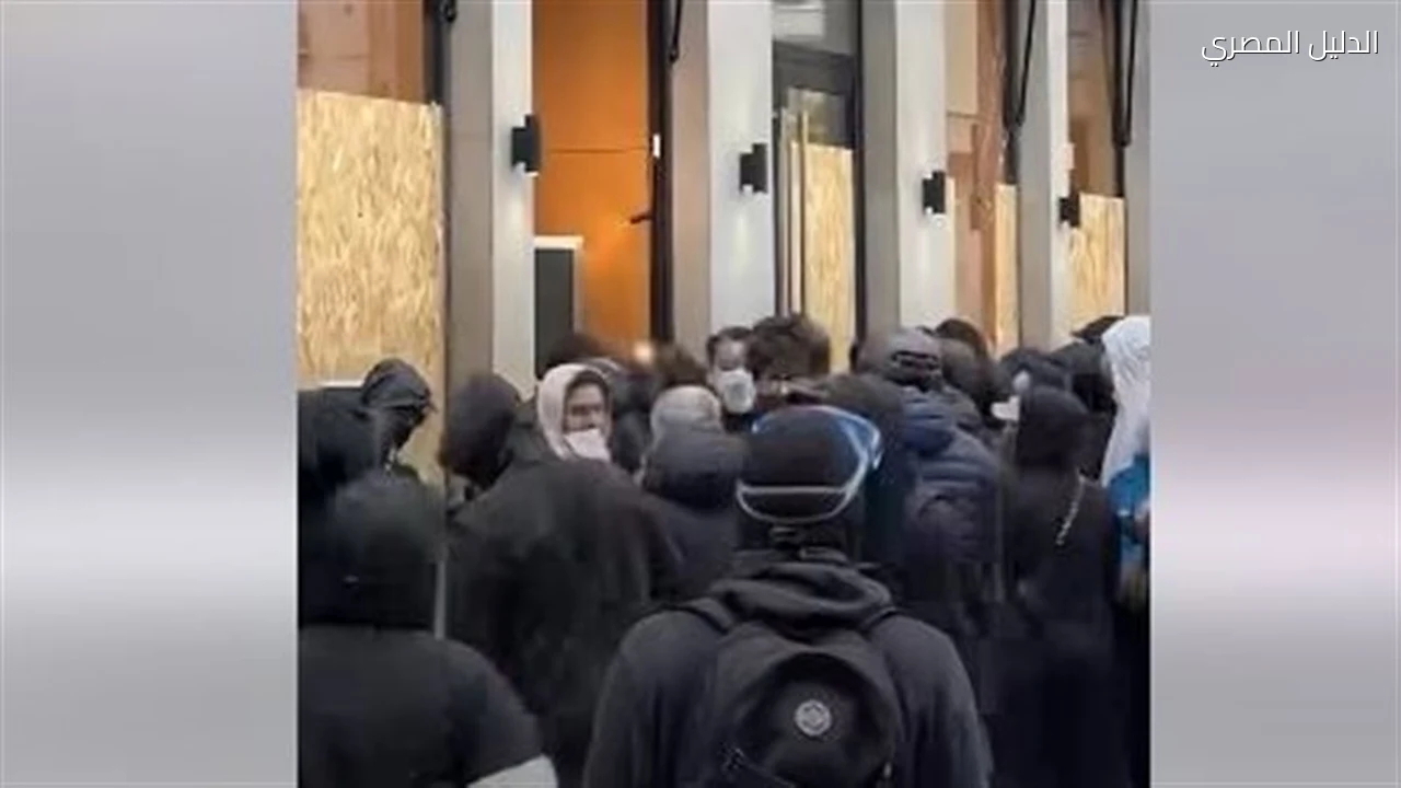 احتجاجات فرنسا تتسبب في نهب متجر هوجو بوس بليون
