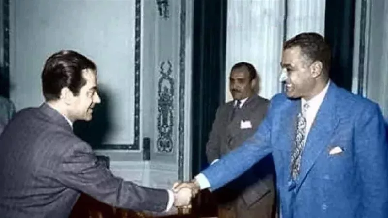 عبد الناصر يمنح فريد الاطرش وسام الجمهورية 