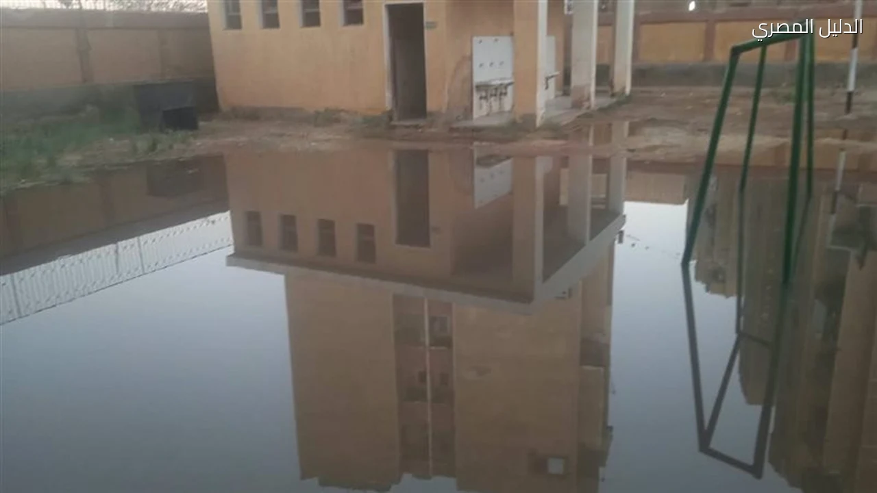 كسر ماسورة صرف صحي يغرق فناء مدرسة الصباح بسوهاج