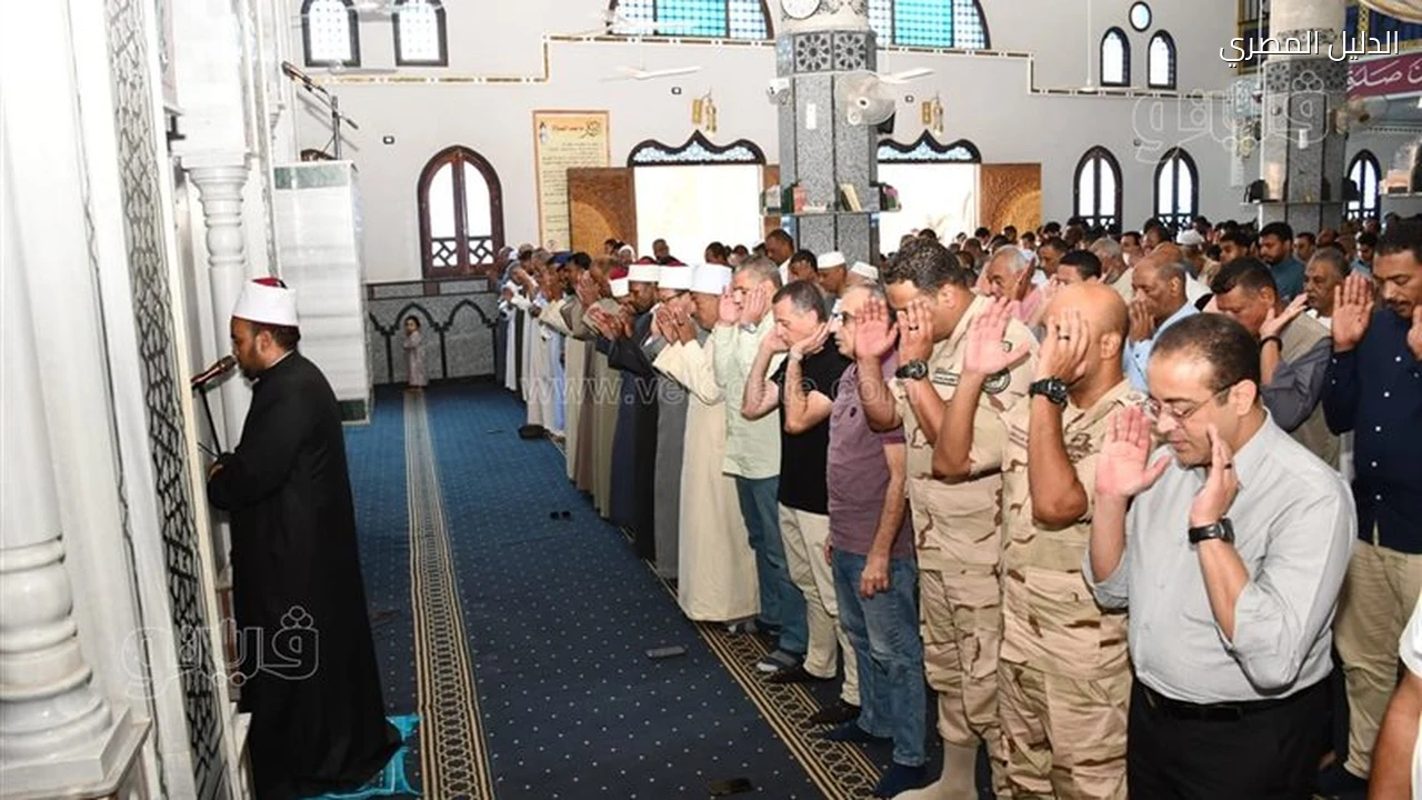 محافظ أسوان يستمع إلى مطالب المواطنين بعد صلاة الجمعة