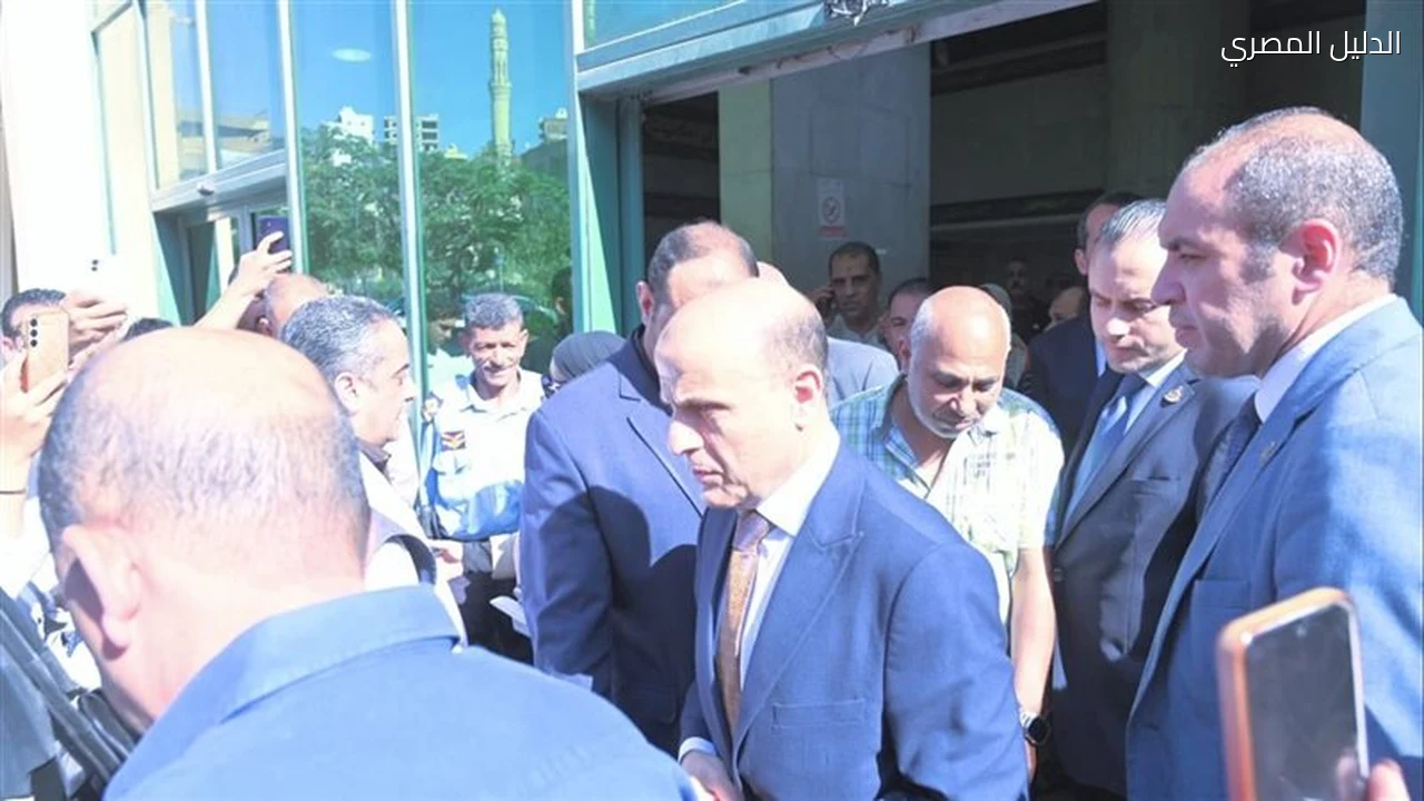 محافظ الغربية يقدم واجب العزاء لأسرتي ضحيتي عقار سوق اللبن