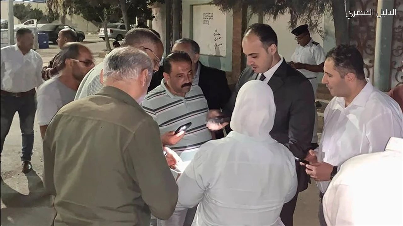 محافظ دمياط يتابع السيطرة على حريق مصنع كيماويات