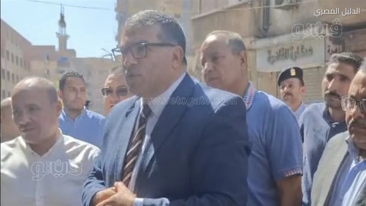 محافظ قنا يوقف موكبه لإزالة إشغالات نجع حمادي
