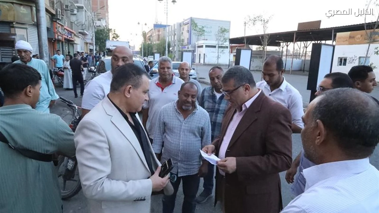 محافظ قنا يتابع تطوير شارع الشنهورية ورفع كفاءته