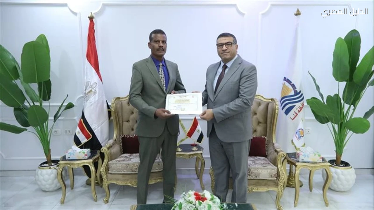محافظ قنا يكرم مدير الزراعة لإنجاح توزيع الأسمدة