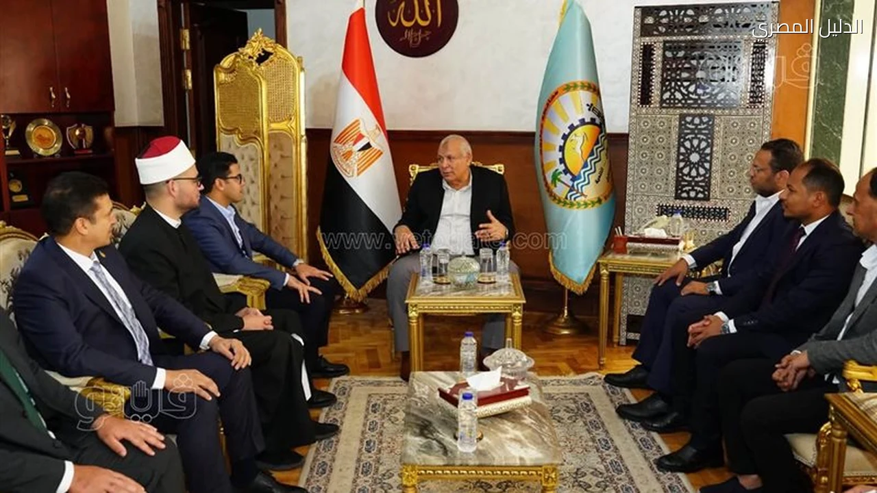 محافظ مطروح يستقبل وفد بيت الزكاة لتوزيع مساعدات