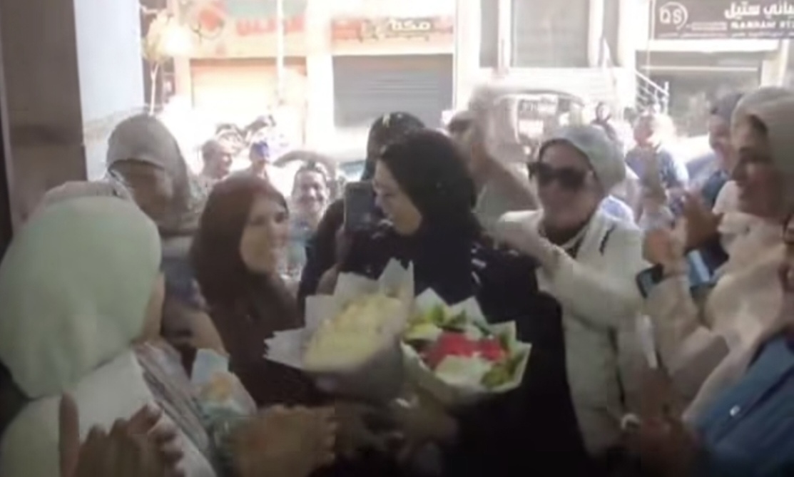 ممر شرفي لتكريم الدكتورة سحر فؤاد في ختام مسيرتها بالإدارة الصحية بميت غمر، فيتو