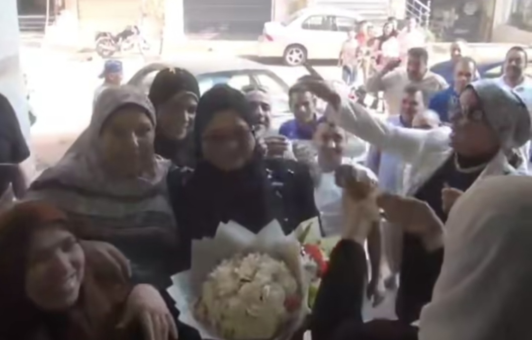 ممر شرفي لتكريم الدكتورة سحر فؤاد في ختام مسيرتها بالإدارة الصحية بميت غمر، فيتو