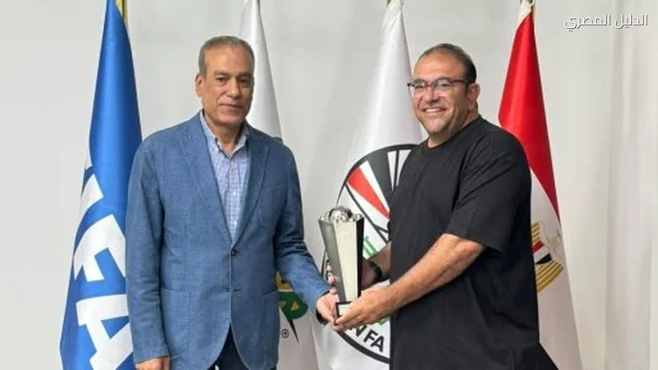 منتخب الشباب يسلم كأس بطولة شمال أفريقيا لاتحاد الكرة