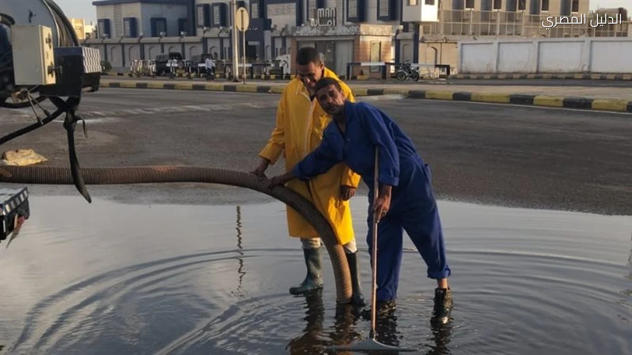 مياه البحر الأحمر تواصل سحب مياه الأمطار بالقصير