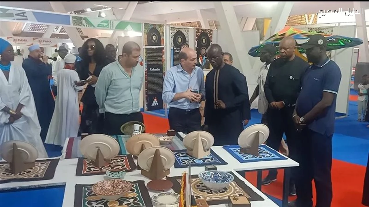 وزير الاتصالات السنغالى يتفقد الجناح المصري في داكار