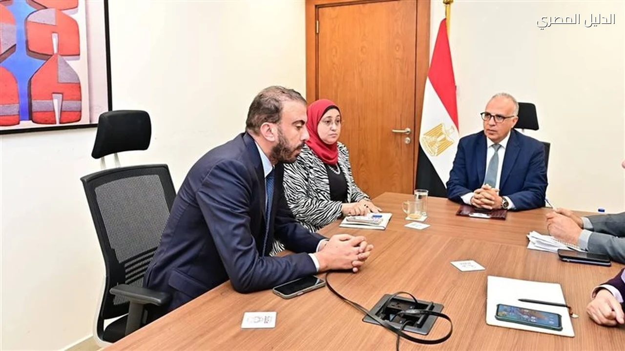 وزير الري يبحث مطالب المواطنين مع النواب ويدرس تغطية المجاري المائية