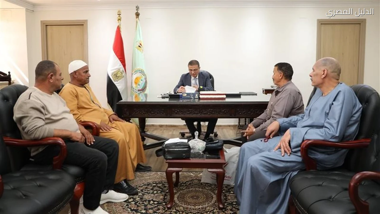 وزير الزراعة يلتقي فلاحي البحيرة لبحث الأسمدة والري
