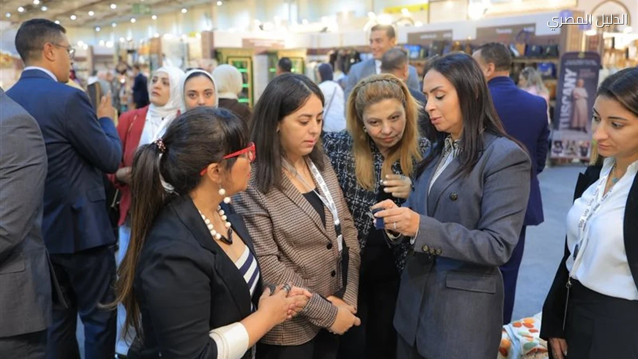 تراثنا مايا مرسي تتفقد منتجات الحرف اليدوية