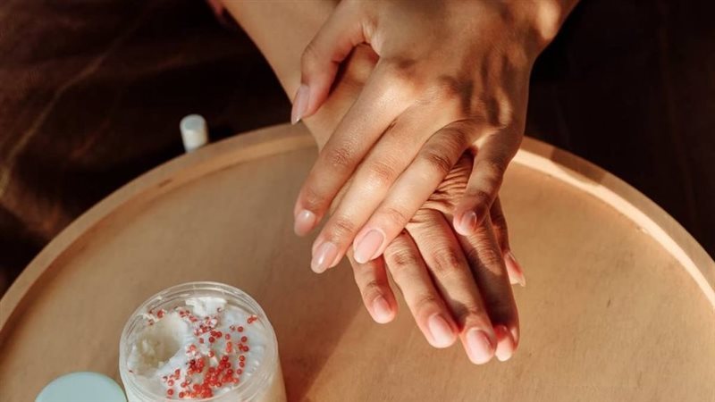وصفات لتفتيح اليدين