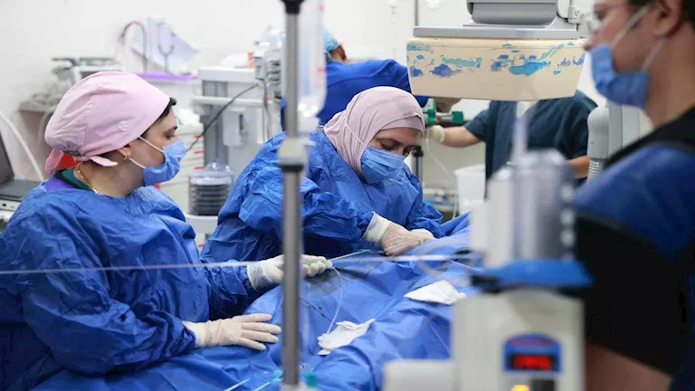 خبير إسباني ينفذ ثلاث عمليات قلبية معقدة في مستشفى الشيخ زايد بمصر